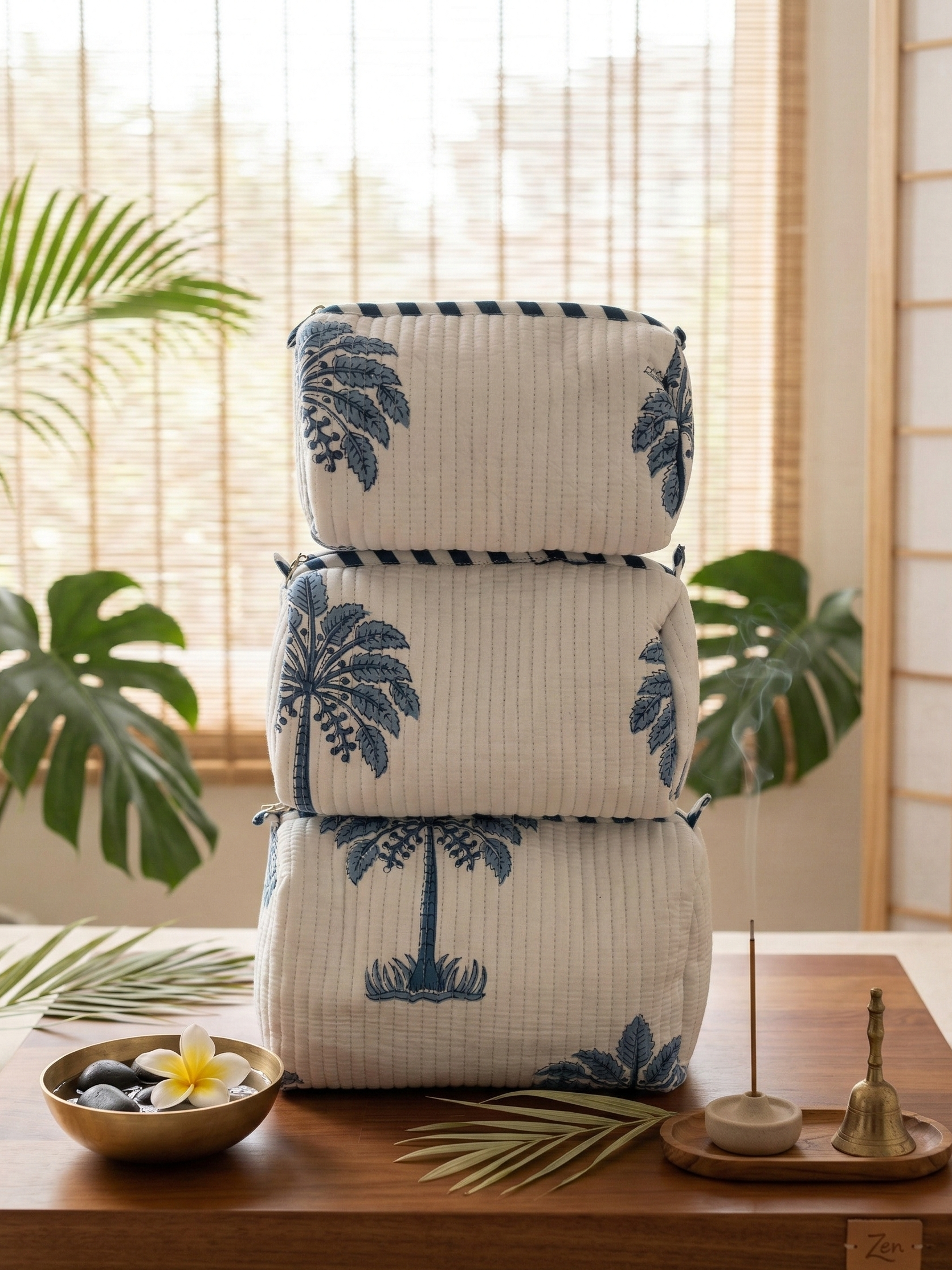 Trousse de toilette en coton matelassé  "Palmier" bleu