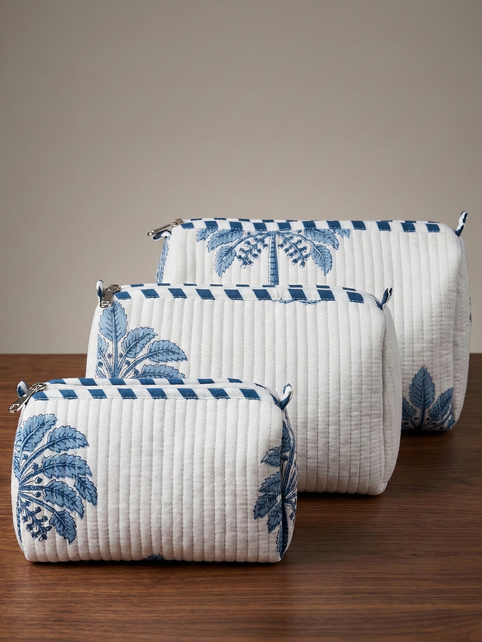 Trousse de toilette en coton matelassé  "Palmier" bleu