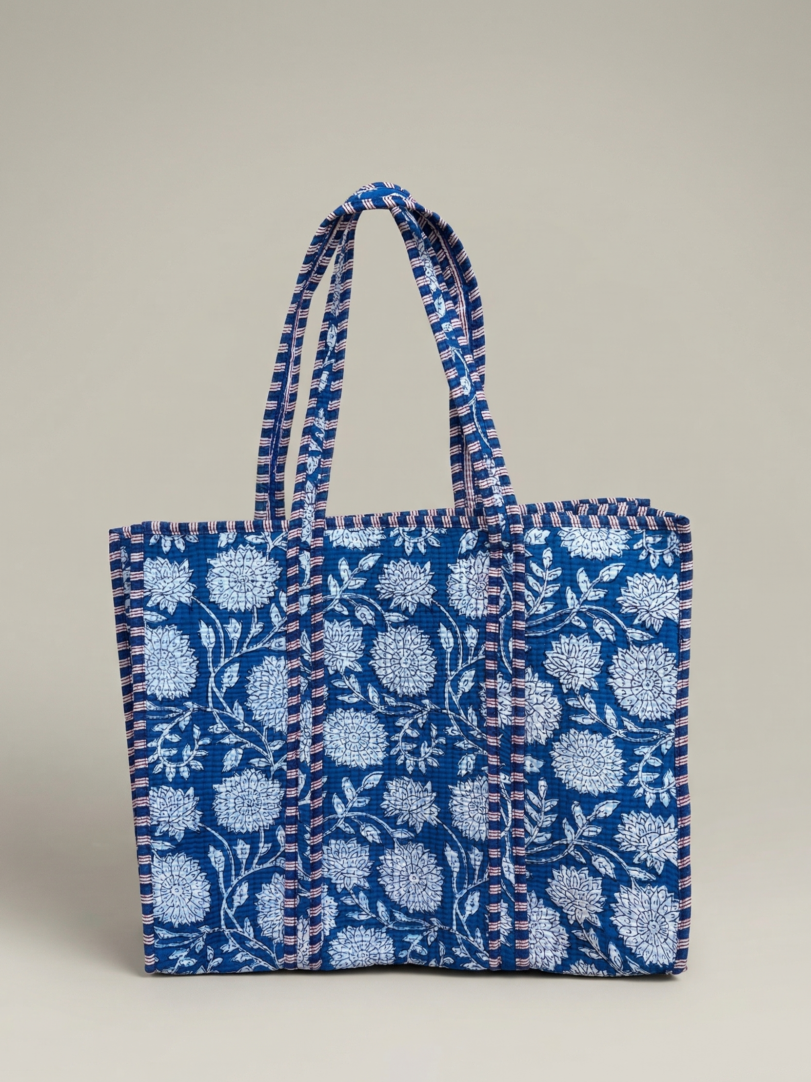 Sac cabas matelassé blockprint fabrication artisanale fond bleu