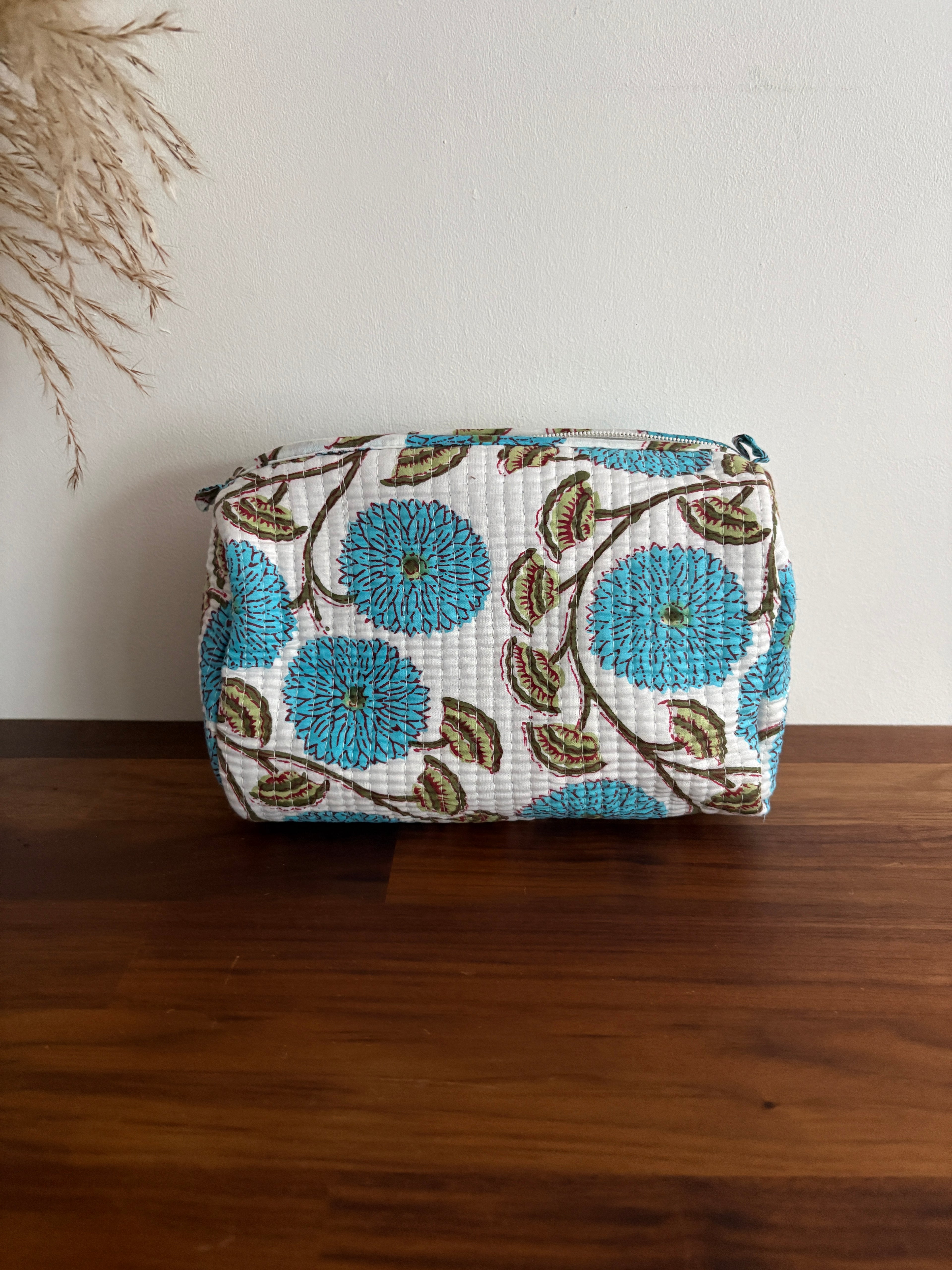 Trousse de toilette matelassée – Motif Floral "Bleu Turquoise" en blockprint indien