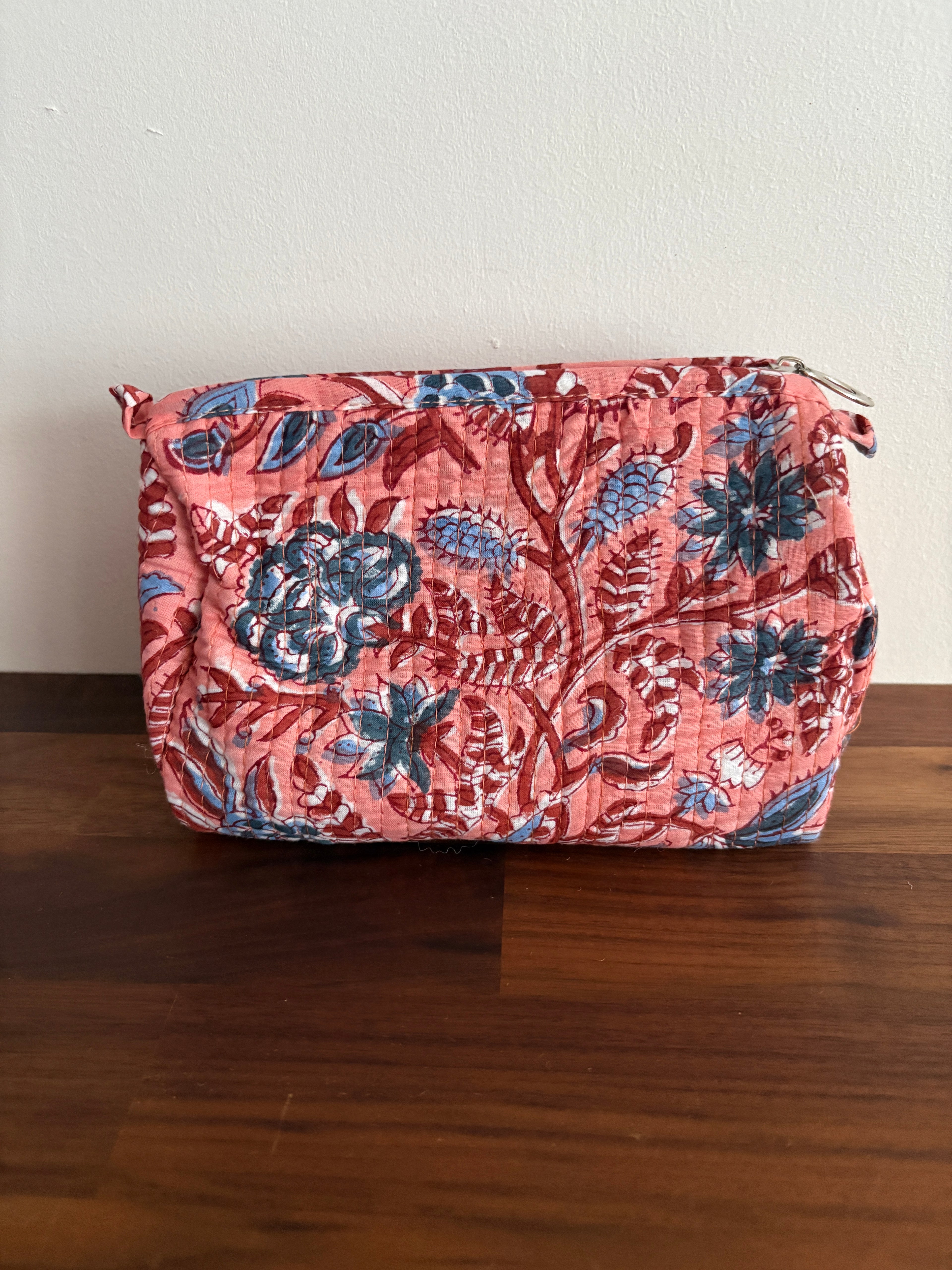 Trousse de toilette en coton matelassé imprimé fleurs blockprint indien collection artisanale