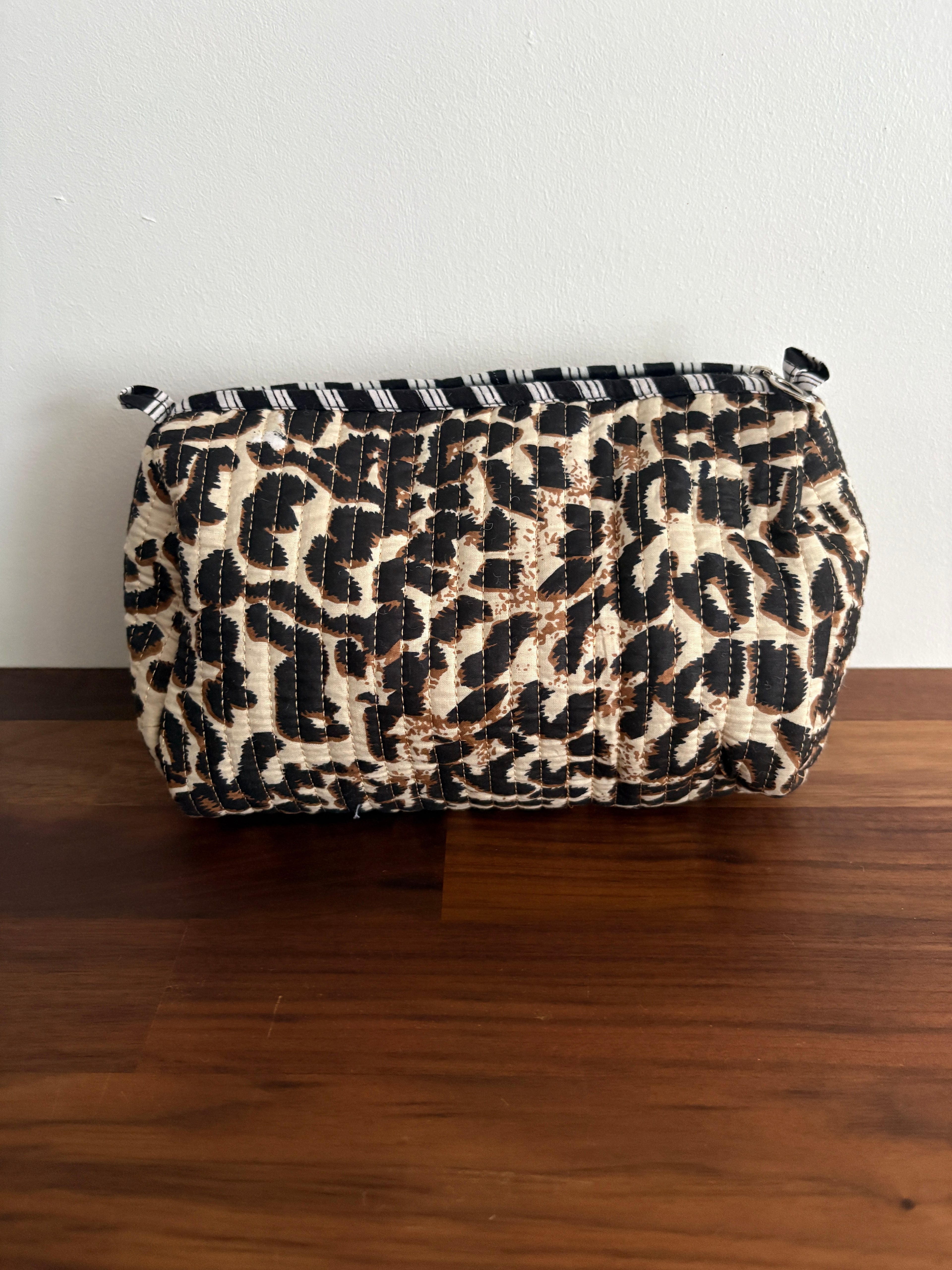 Trousse de toilette en coton matelassé imprimé léopard blockprint indien collection artisanale