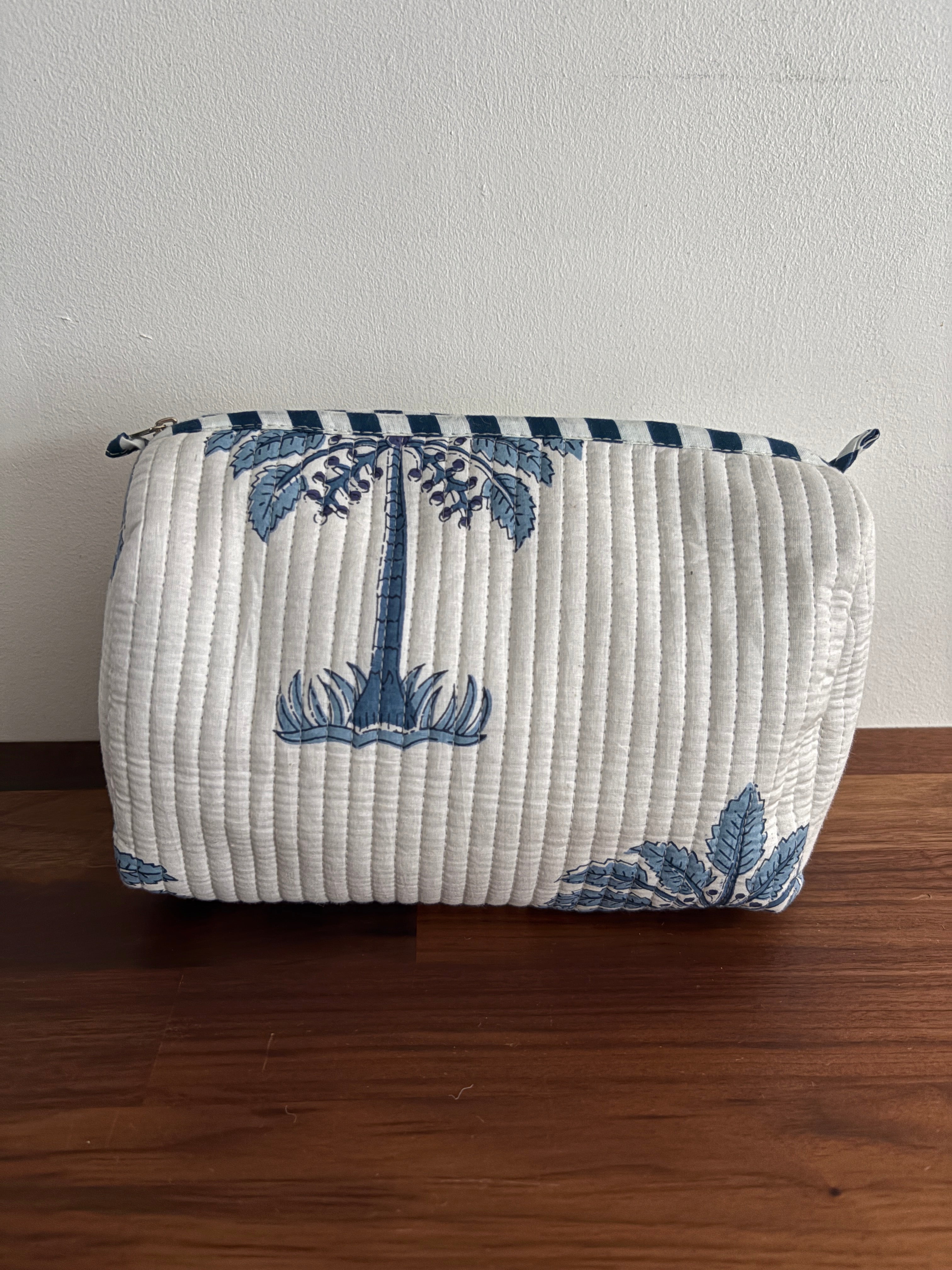 Trousse de toilette en coton matelassé  "Palmier" bleu