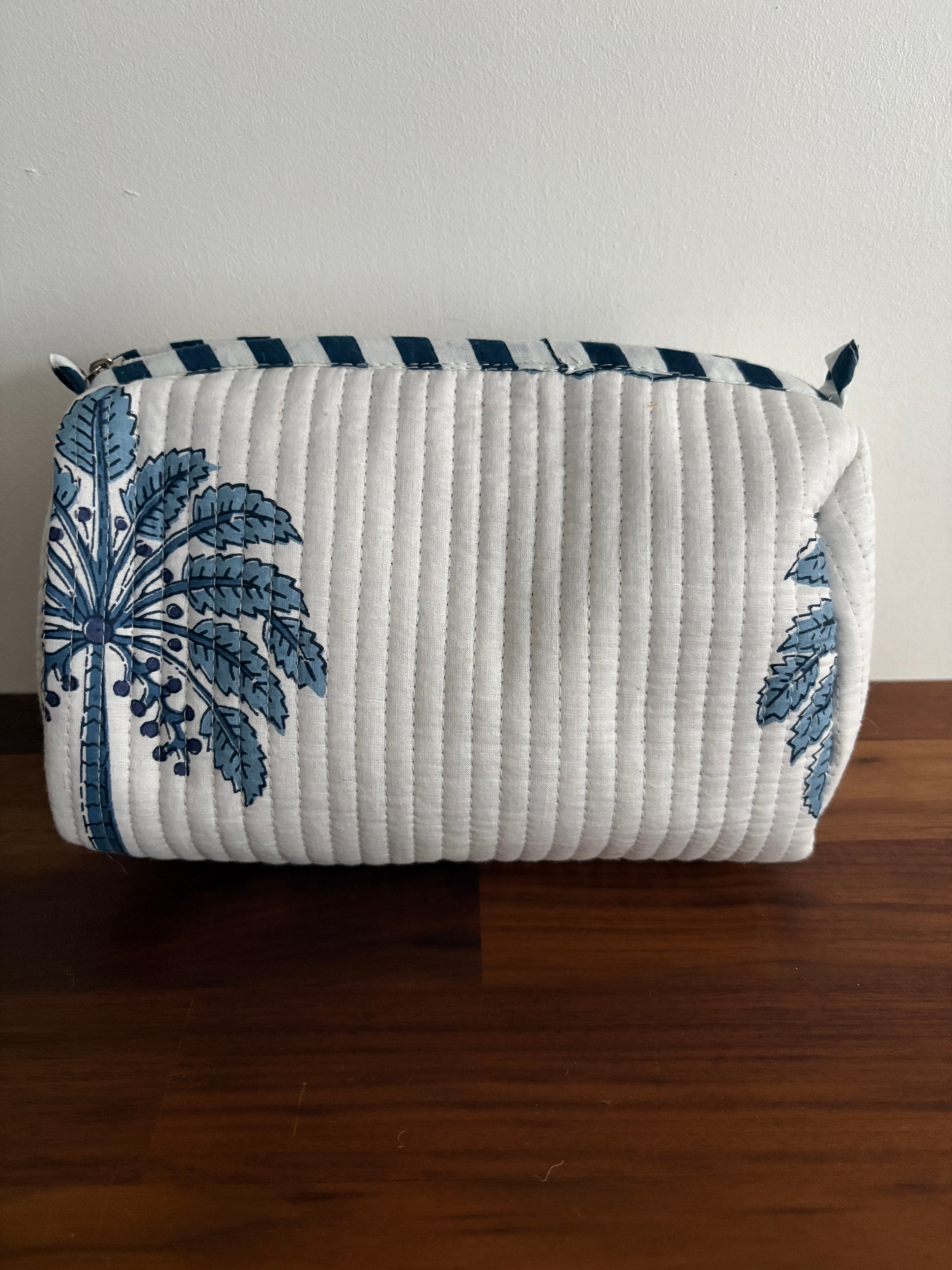 Trousse de toilette en coton matelassé  "Palmier" bleu