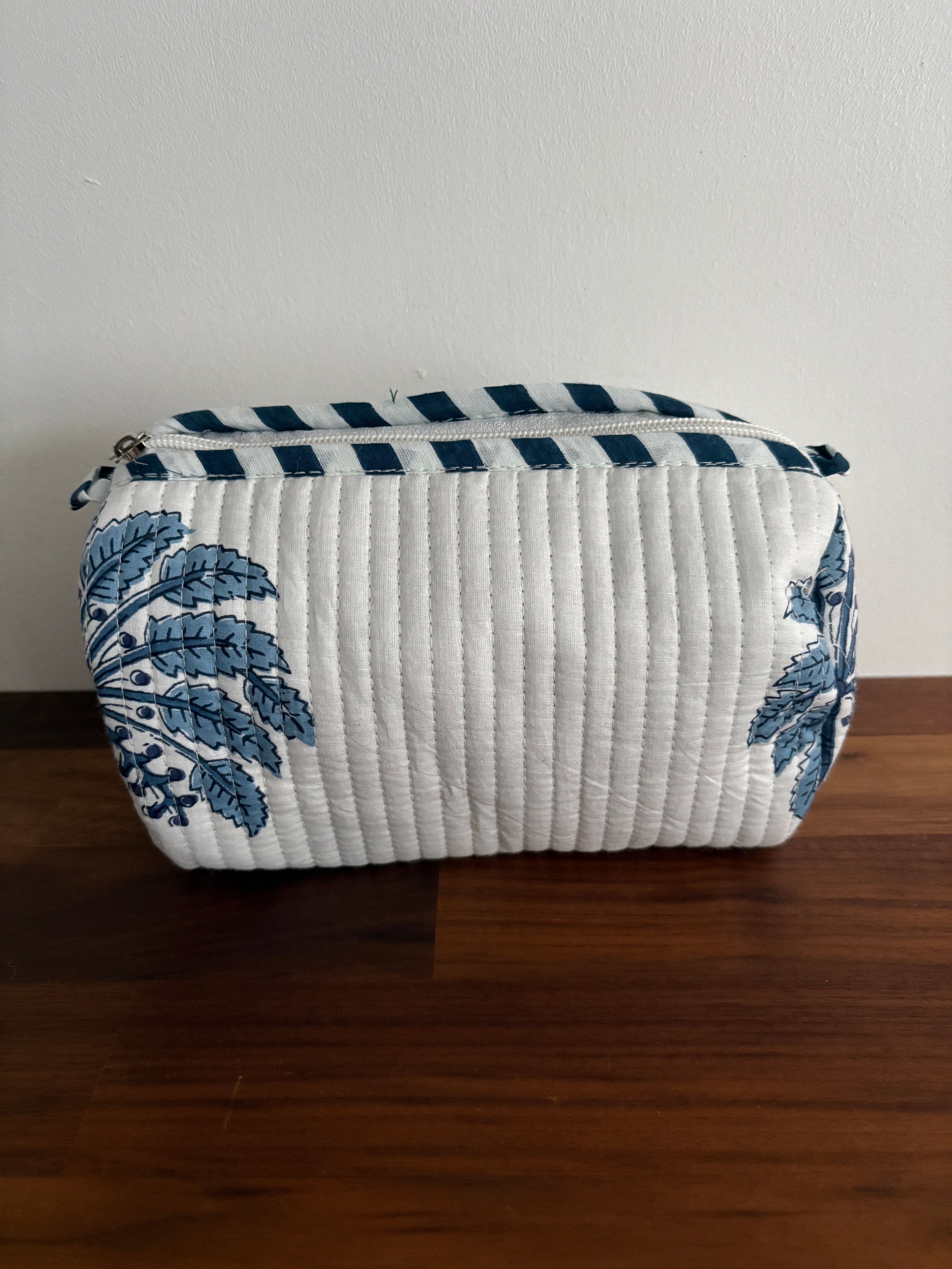 Trousse de toilette en coton matelassé  "Palmier" bleu