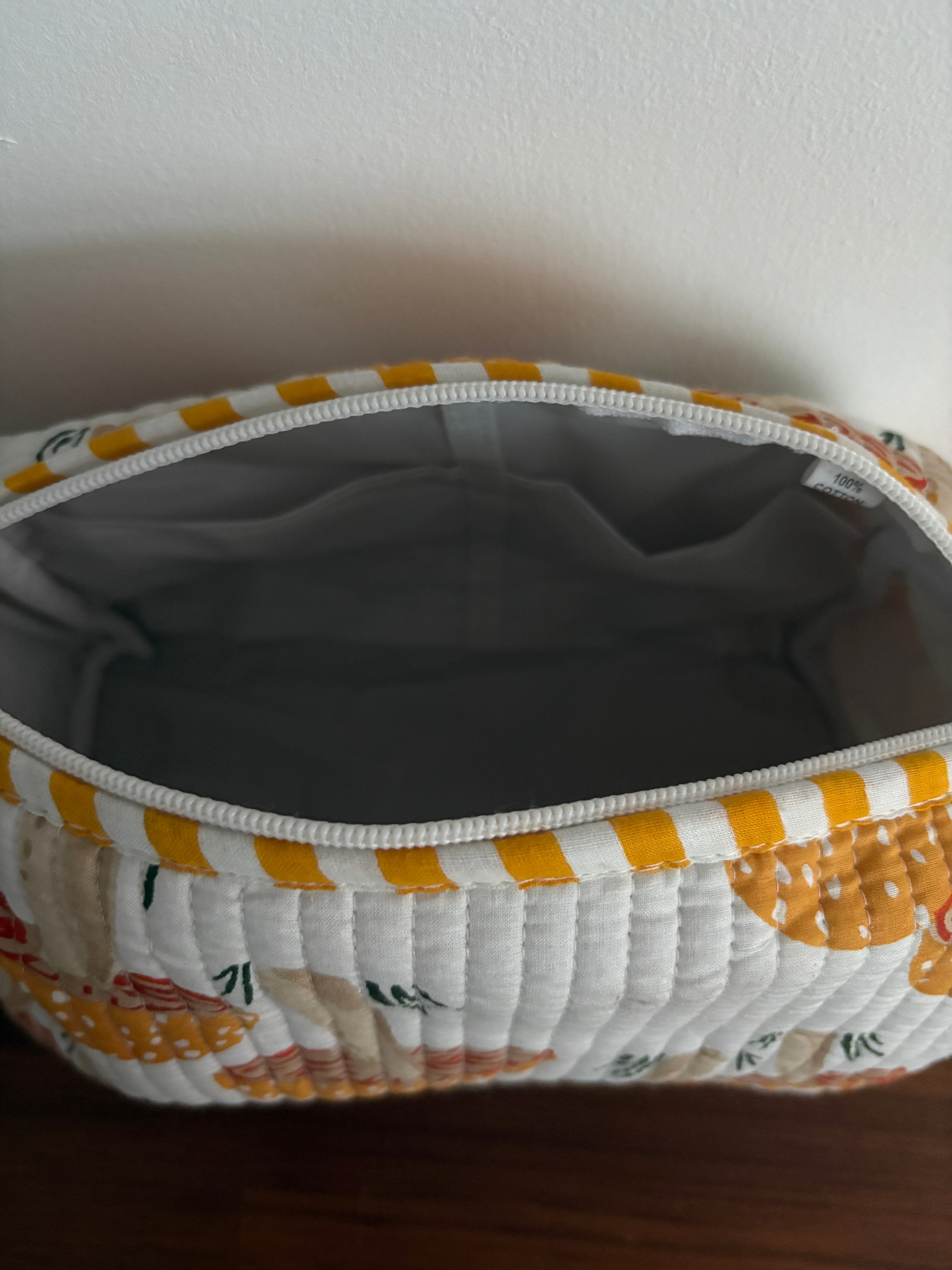 Trousse matelassée en coton blockprint indien artisanal motif champignon