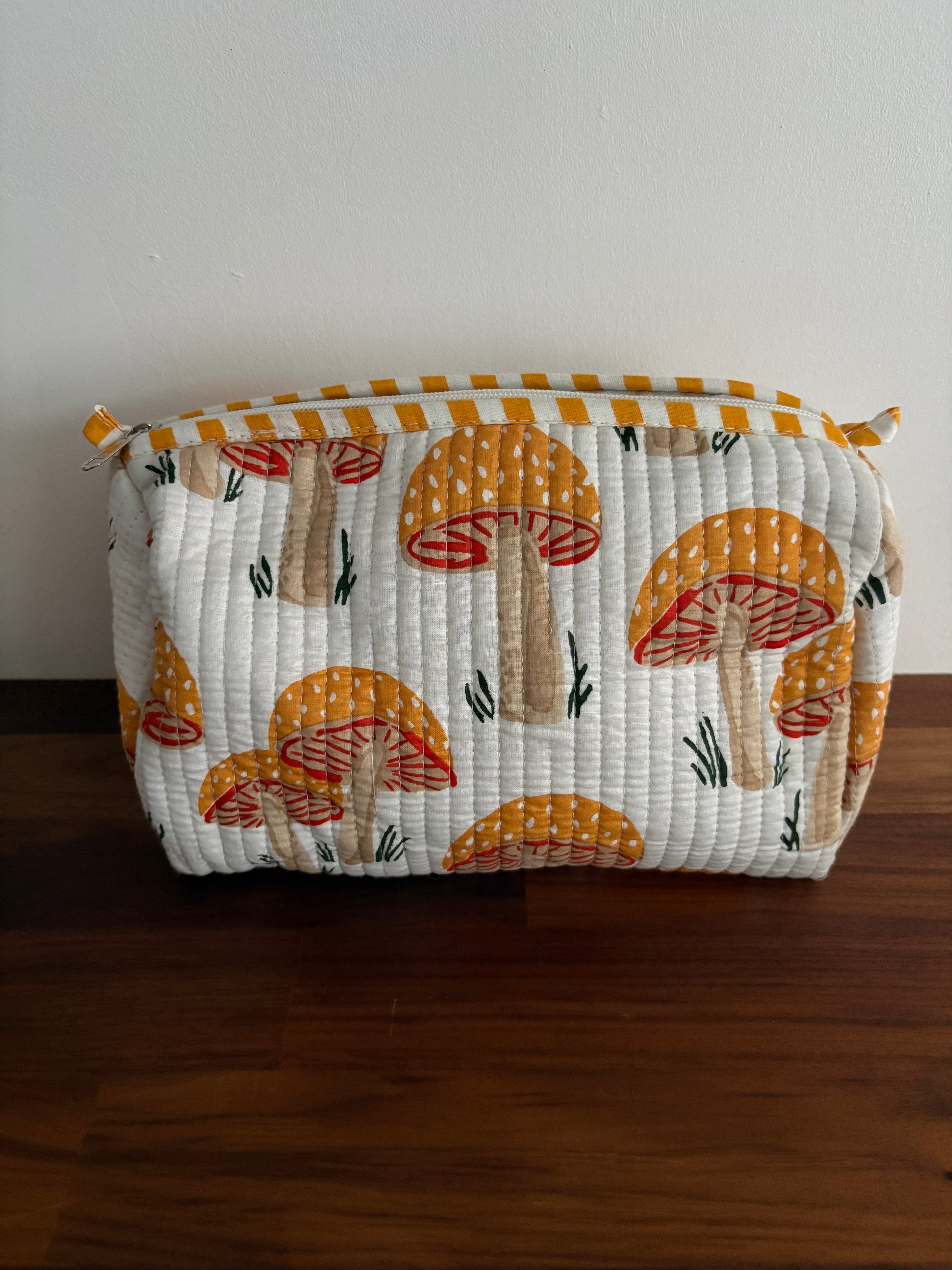 Trousse matelassée en coton blockprint indien artisanal motif champignon
