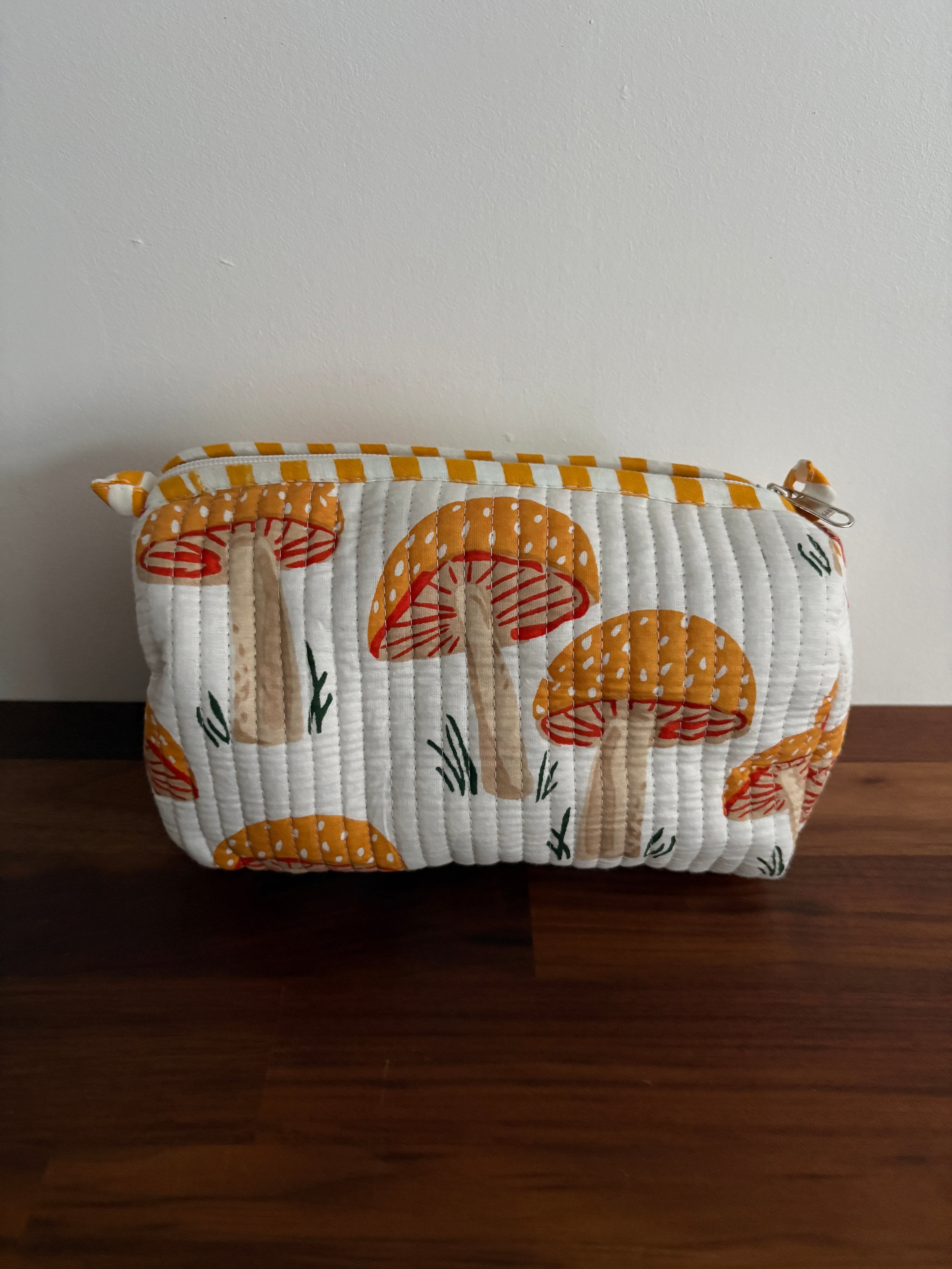 Trousse matelassée en coton blockprint indien artisanal motif champignon