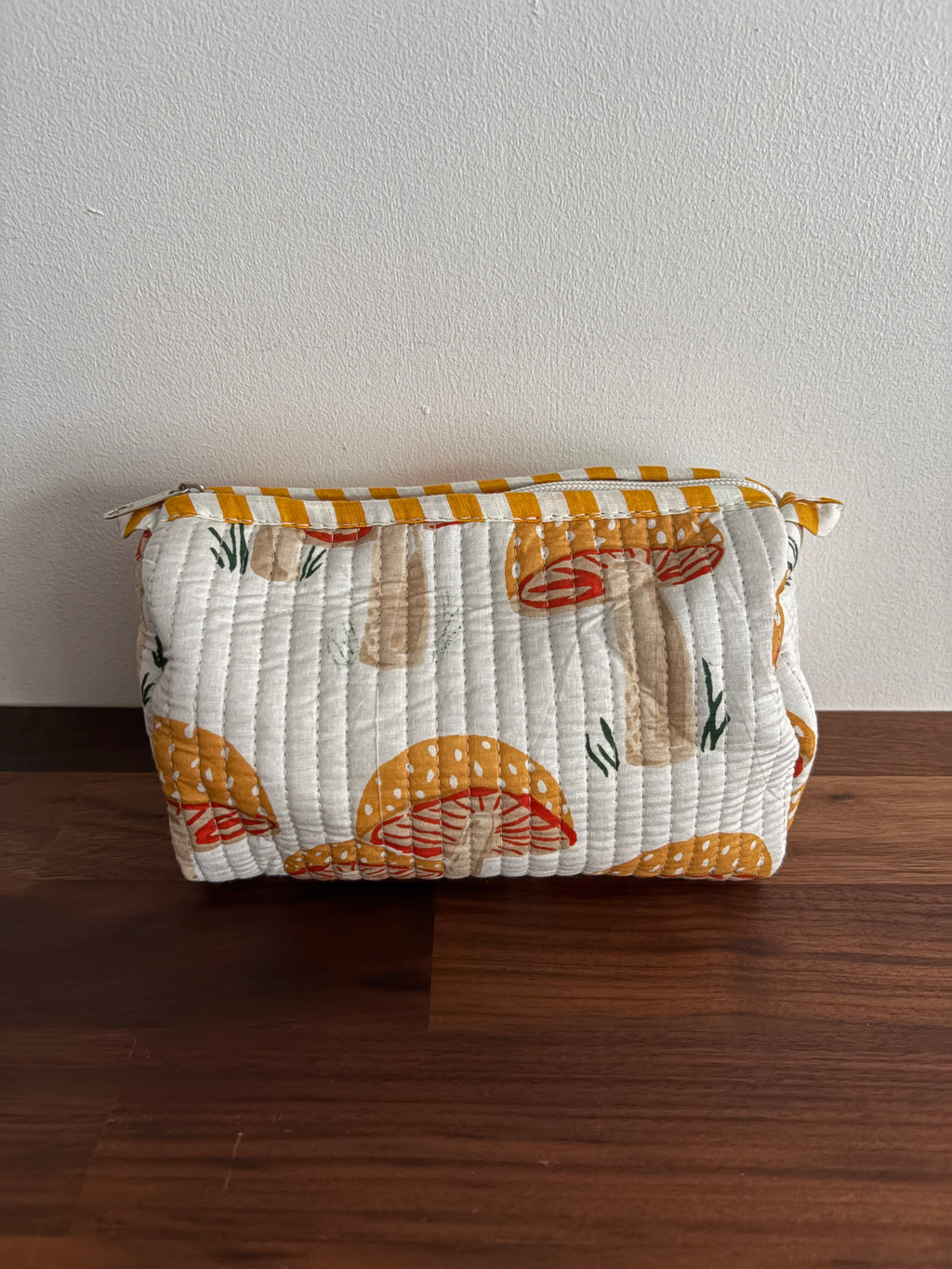 Trousse matelassée en coton blockprint indien artisanal motif champignon
