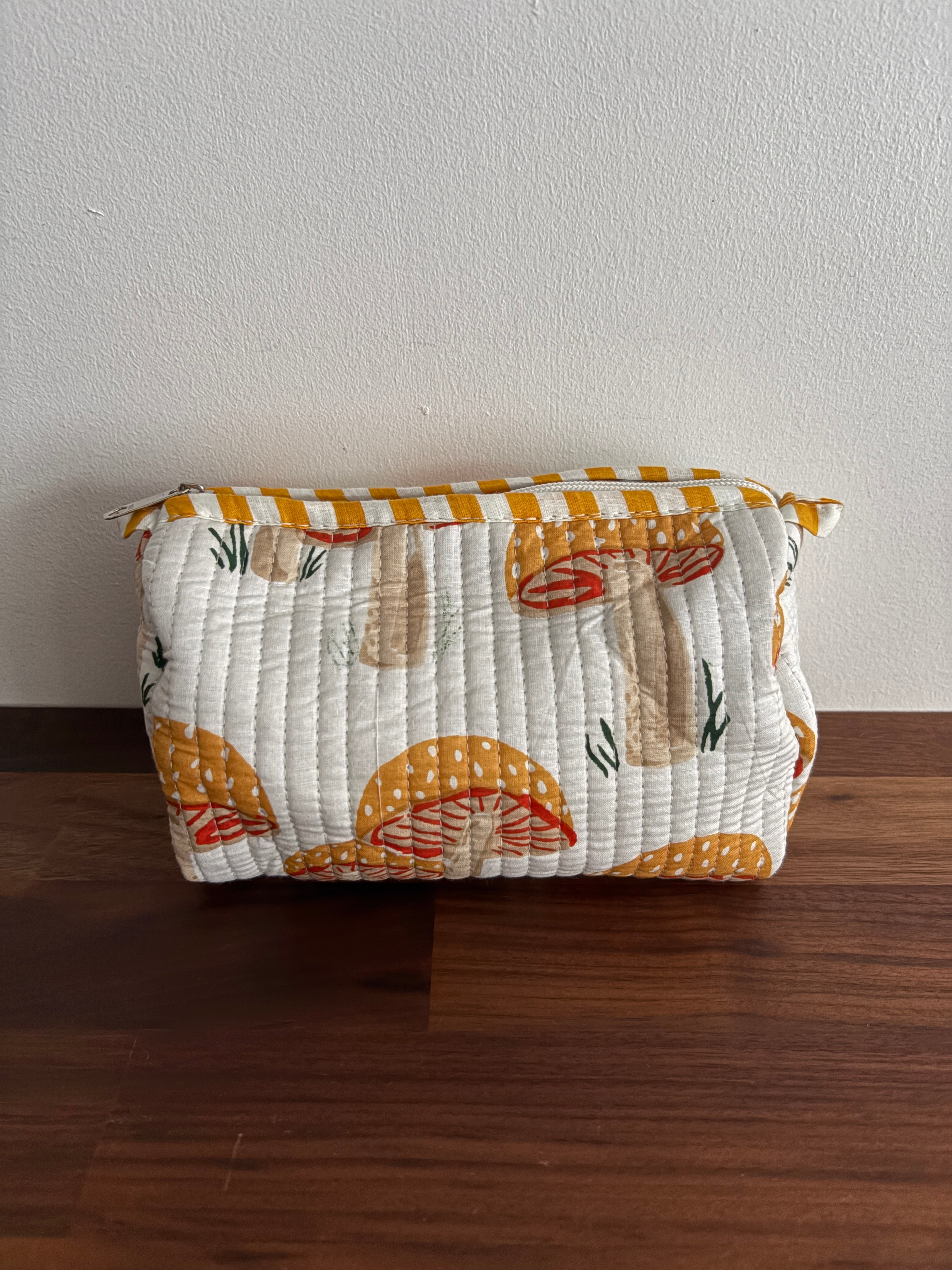 Trousse matelassée en coton blockprint indien artisanal motif champignon