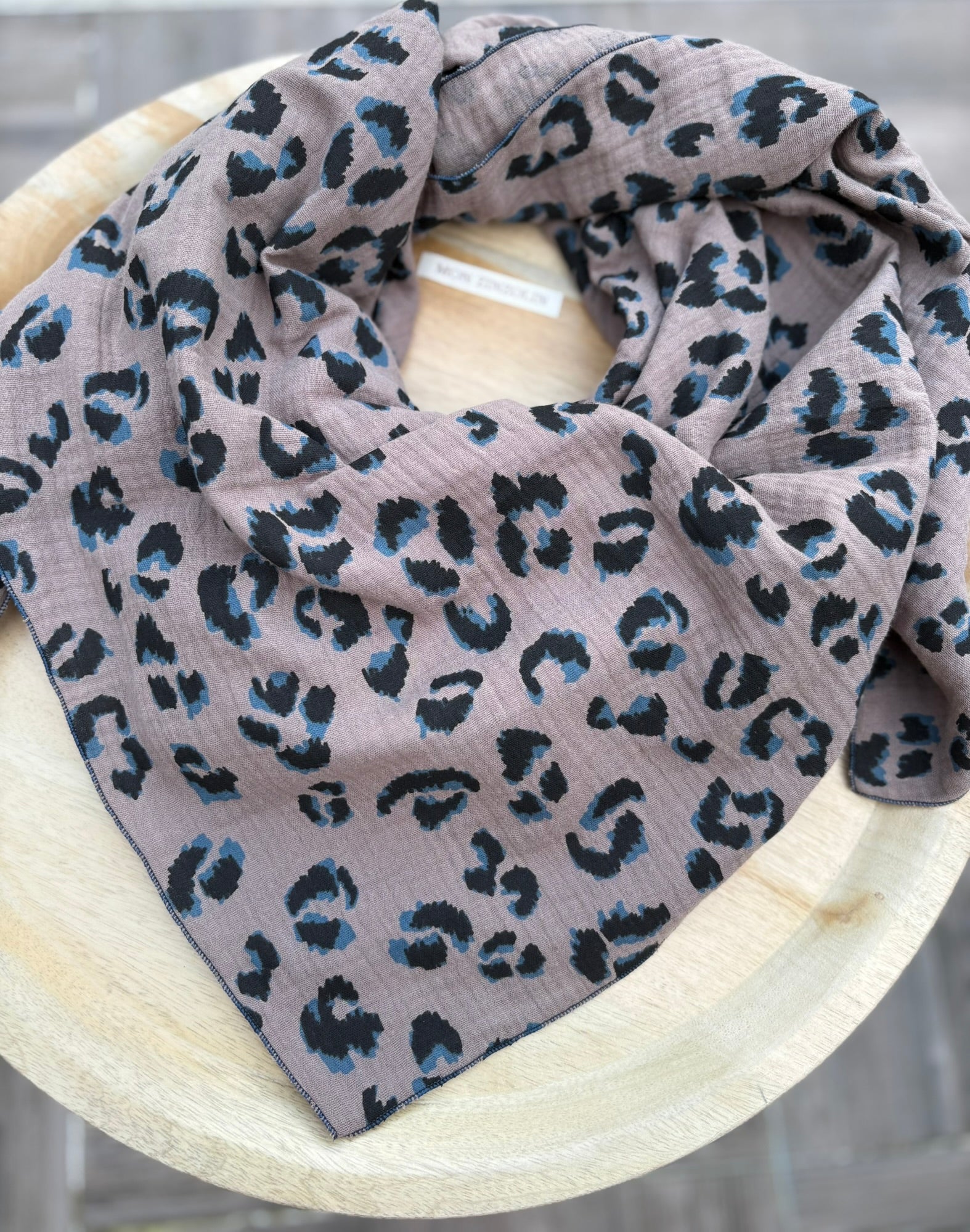 Foulard triangle en gaze de coton imprimé léopard taupe et bleu