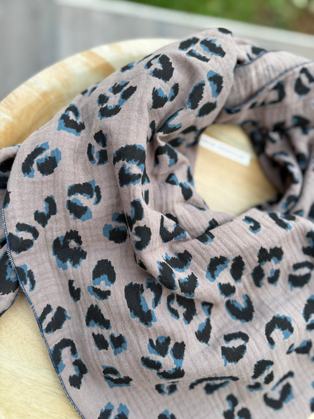 Foulard triangle en gaze de coton imprimé léopard taupe et bleu
