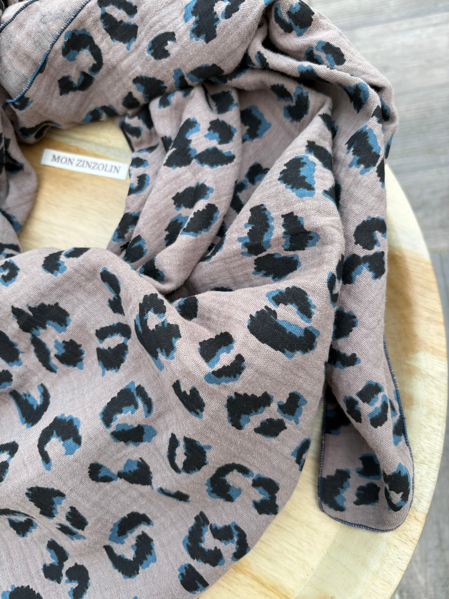 Foulard triangle en gaze de coton imprimé léopard taupe et bleu