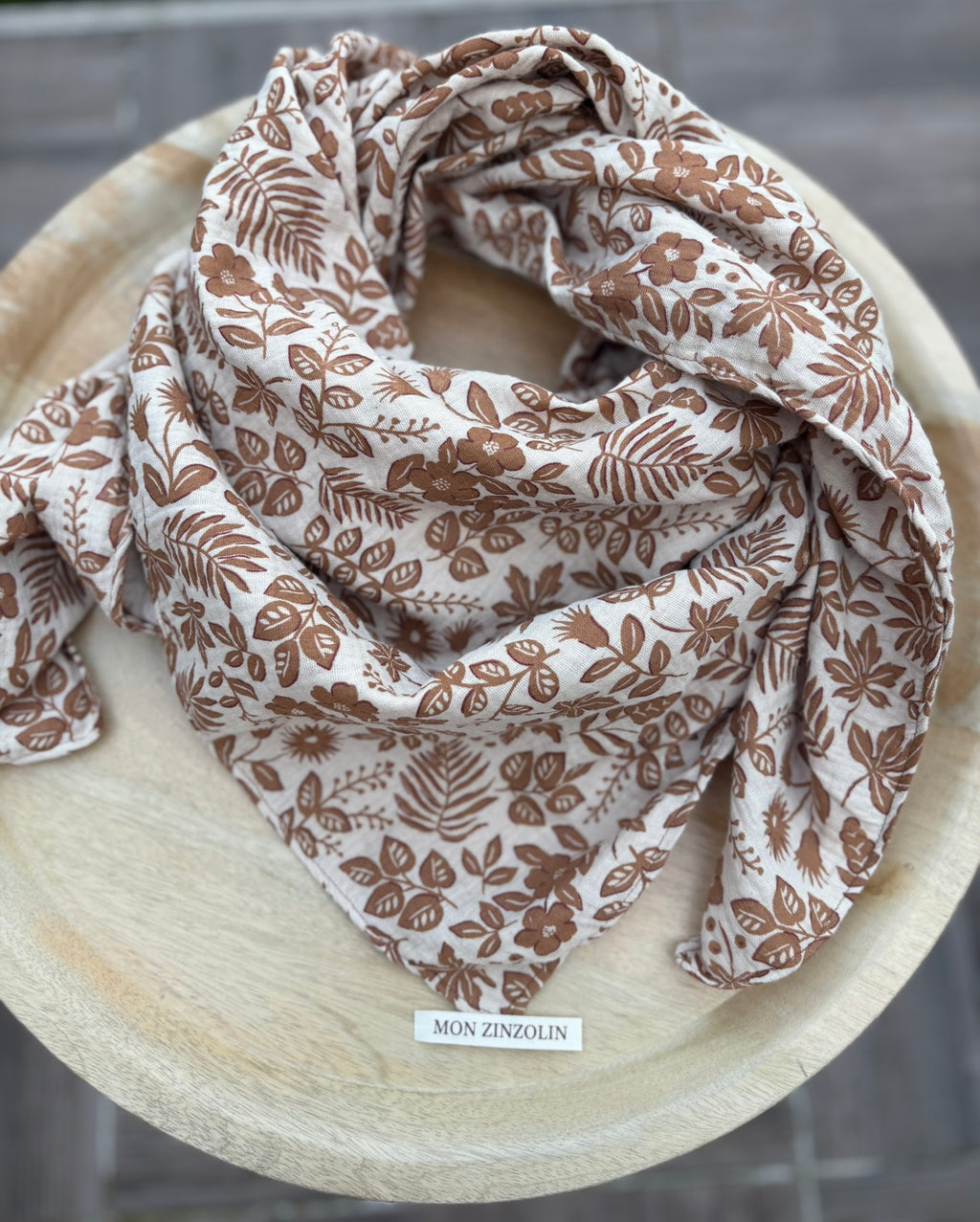 Chèche triangle en gaze de coton imprimé dans des tons de marron et beige