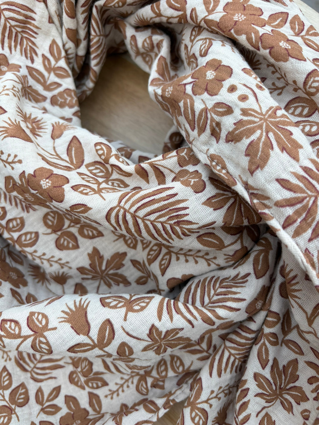 Chèche triangle en gaze de coton imprimé dans des tons de marron et beige