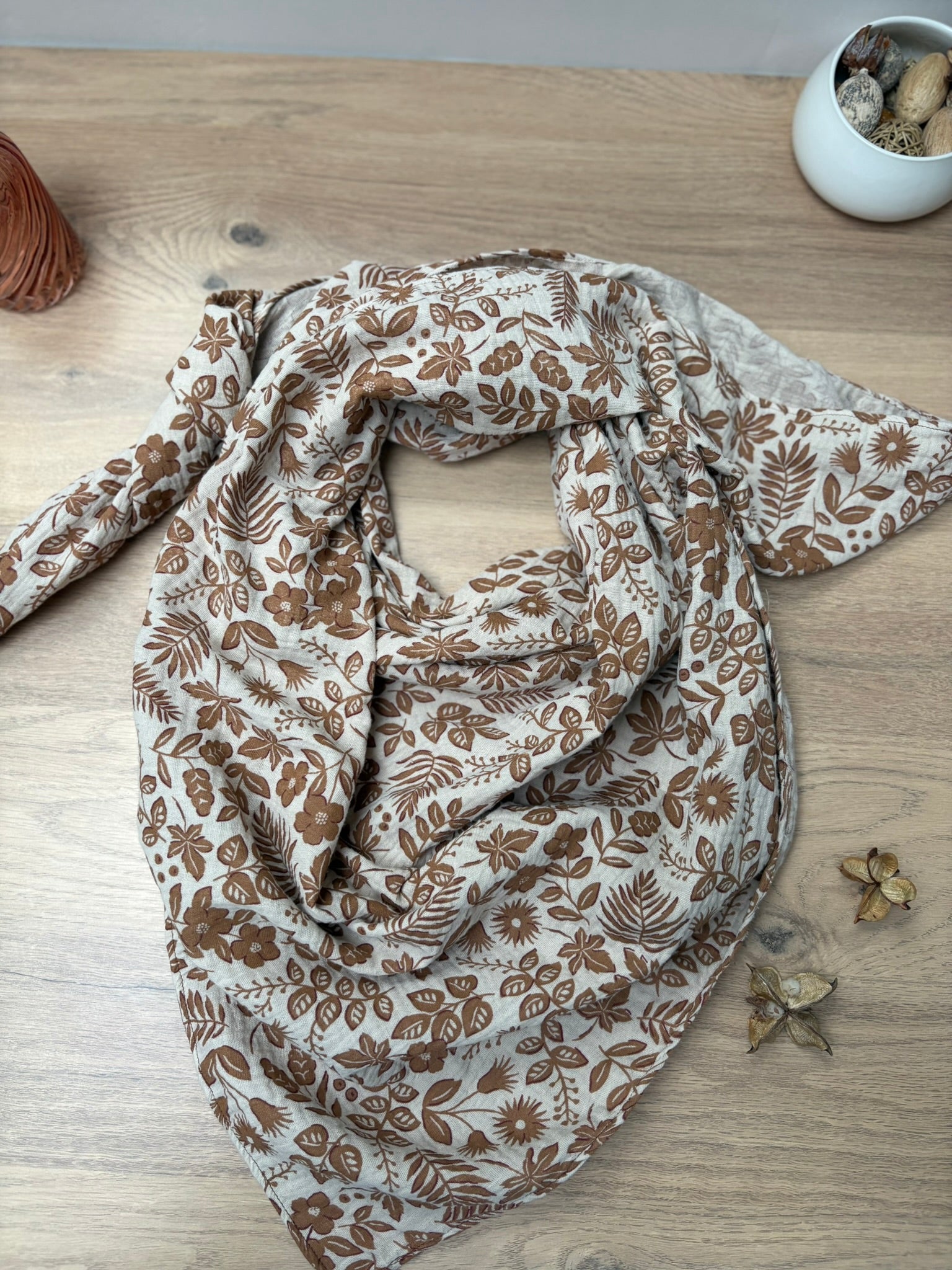 Chèche triangle en gaze de coton imprimé dans des tons de marron et beige