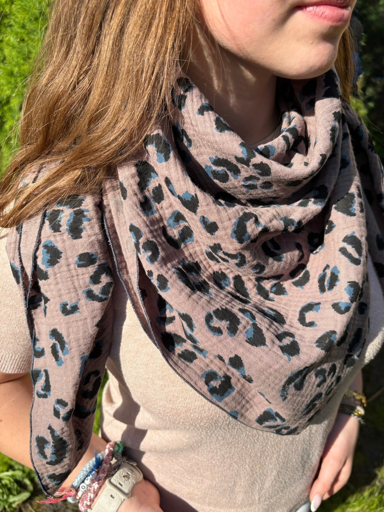 Foulard triangle en gaze de coton imprimé léopard taupe et bleu