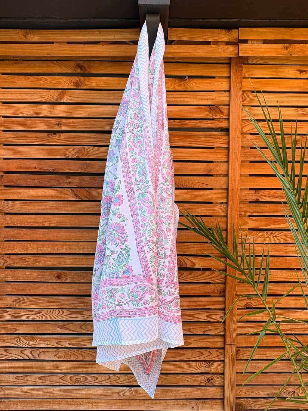 Paréo artisanal en coton blanc à imprimé blockprint fleuri rose et bleu