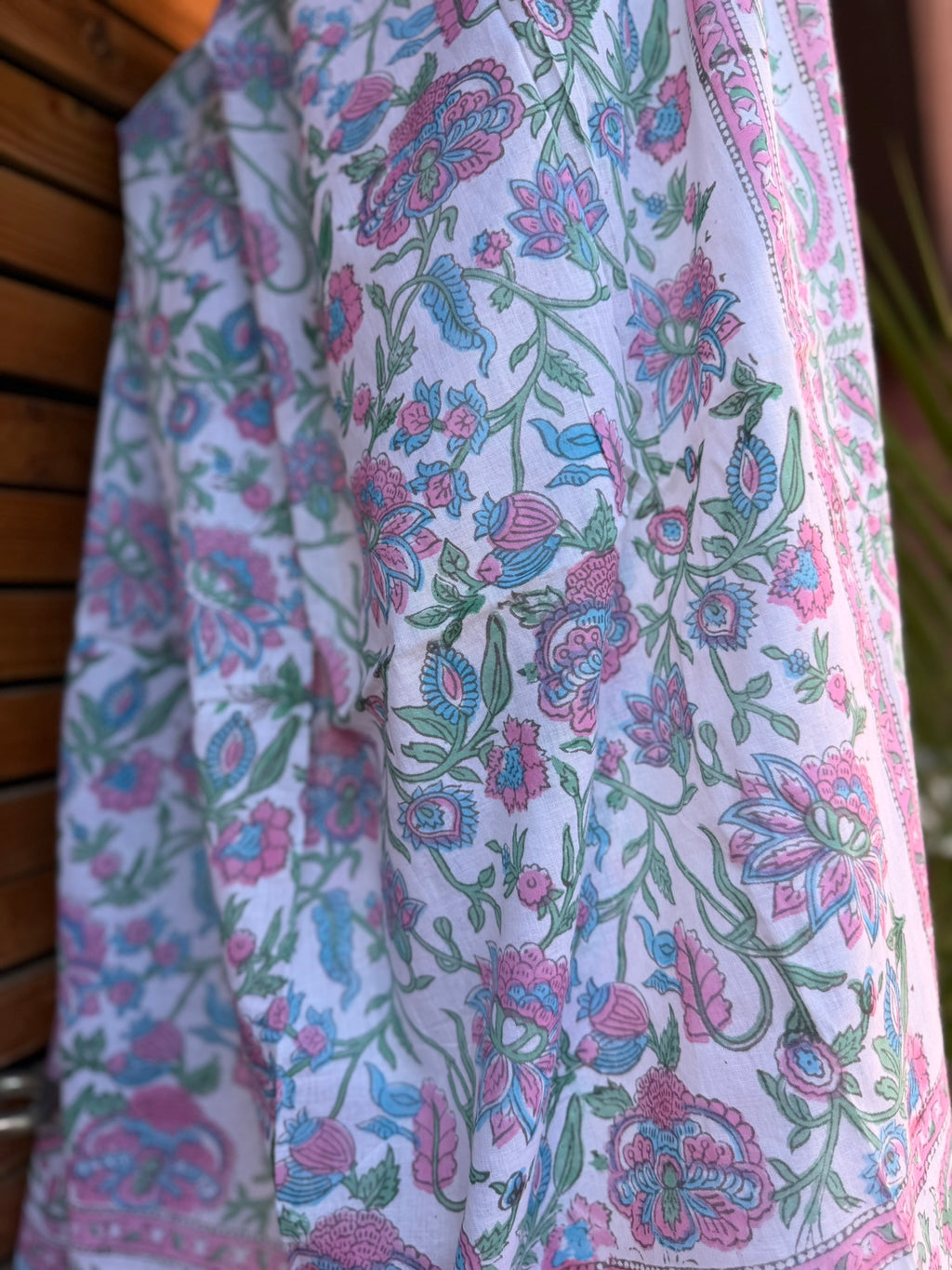 Paréo artisanal en coton blanc à imprimé blockprint fleuri rose et bleu