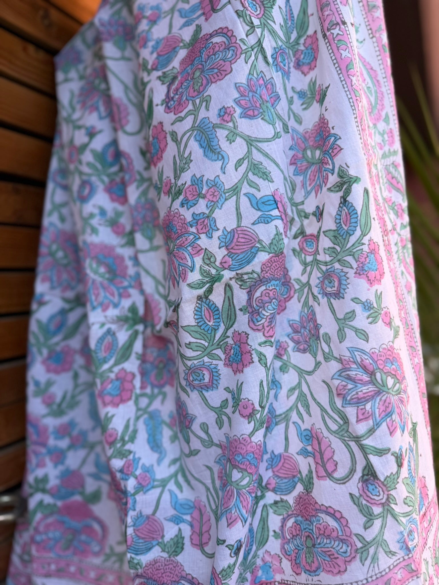 Paréo artisanal en coton blanc à imprimé blockprint fleuri rose et bleu