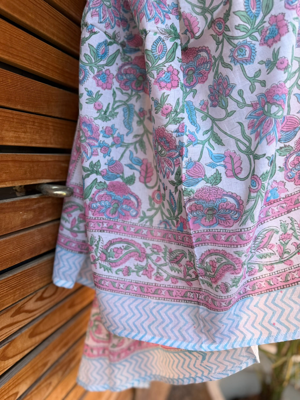 Paréo artisanal en coton blanc à imprimé blockprint fleuri rose et bleu