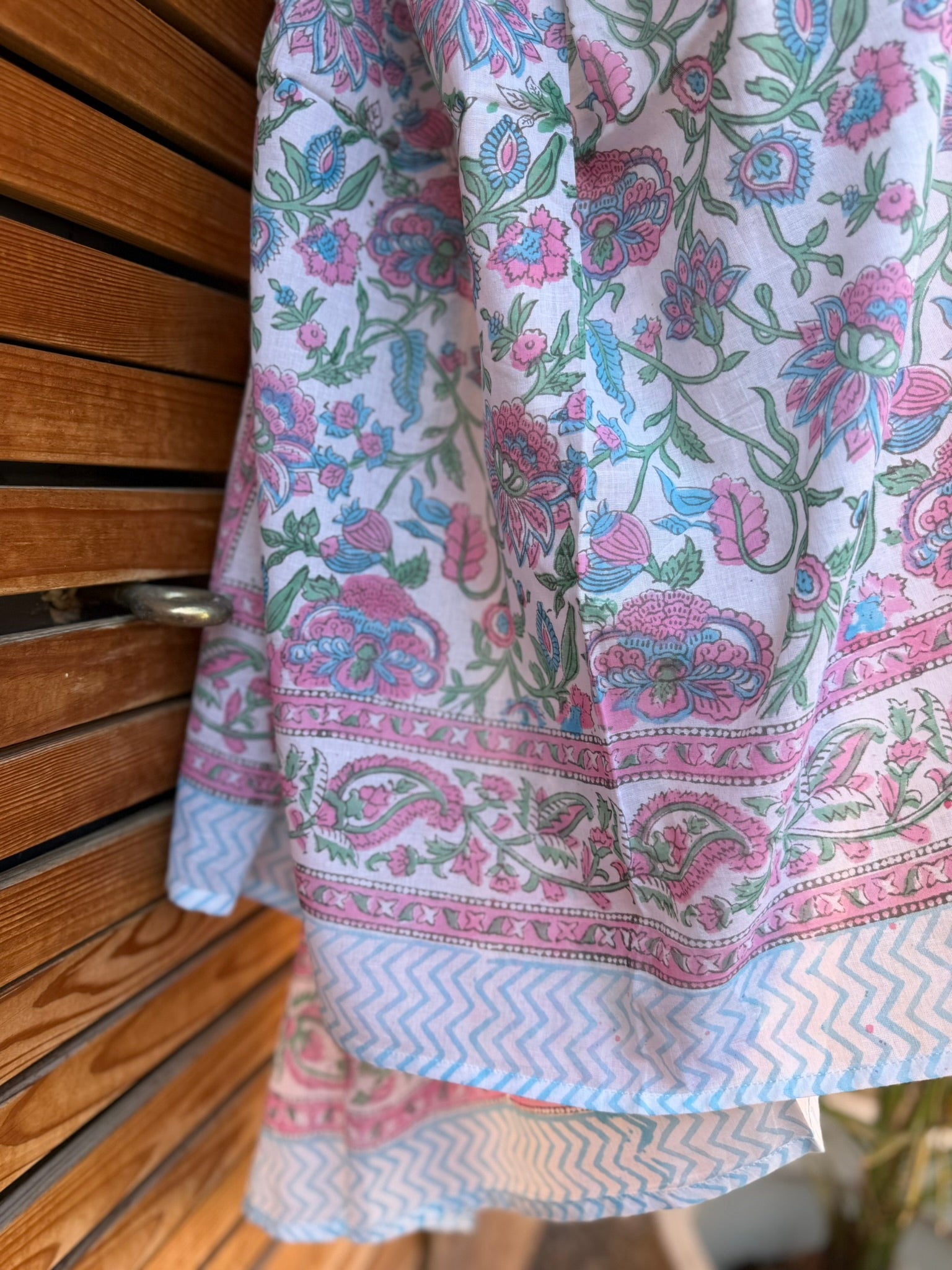 Paréo artisanal en coton blanc à imprimé blockprint fleuri rose et bleu