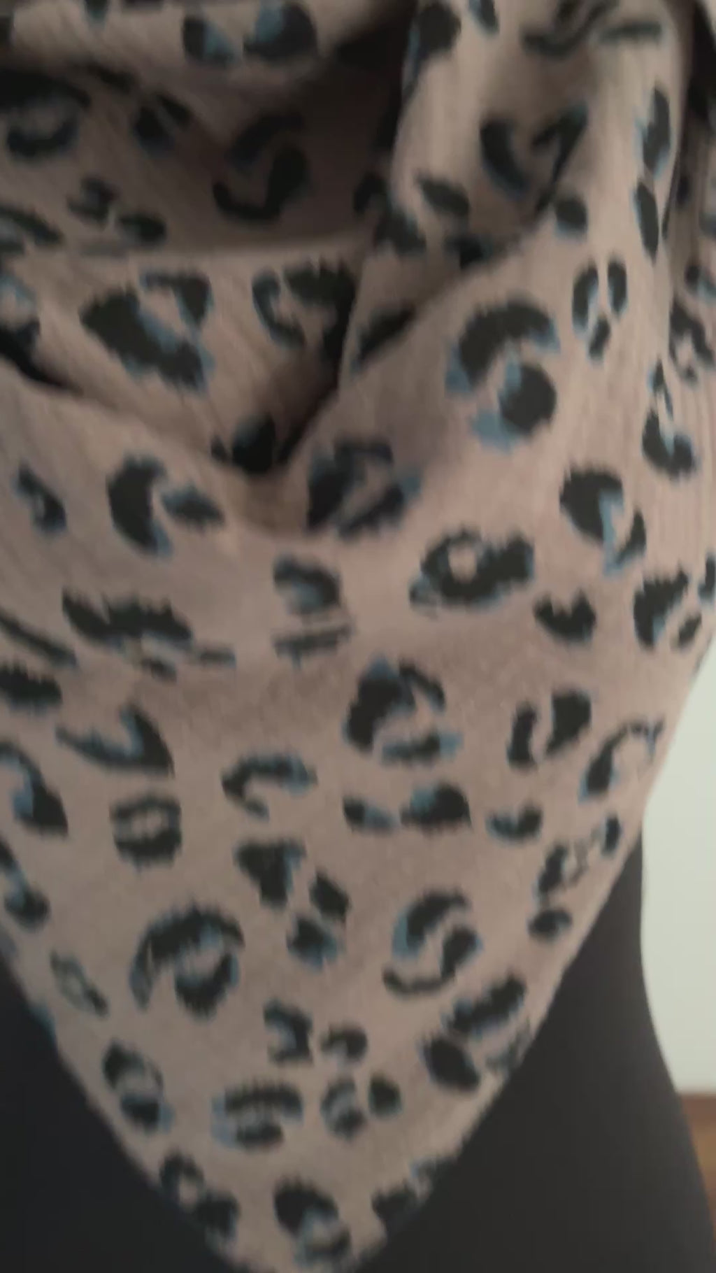 Foulard triangle en gaze de coton imprimé léopard taupe et bleu